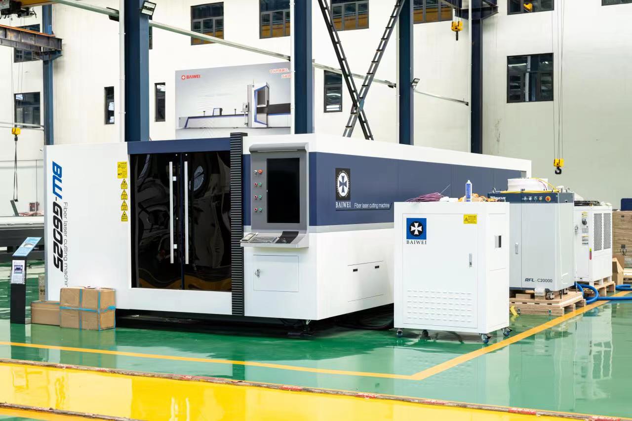Large size closed  type fiber laser cutting machine High power 6000w/3000w Fast cutting