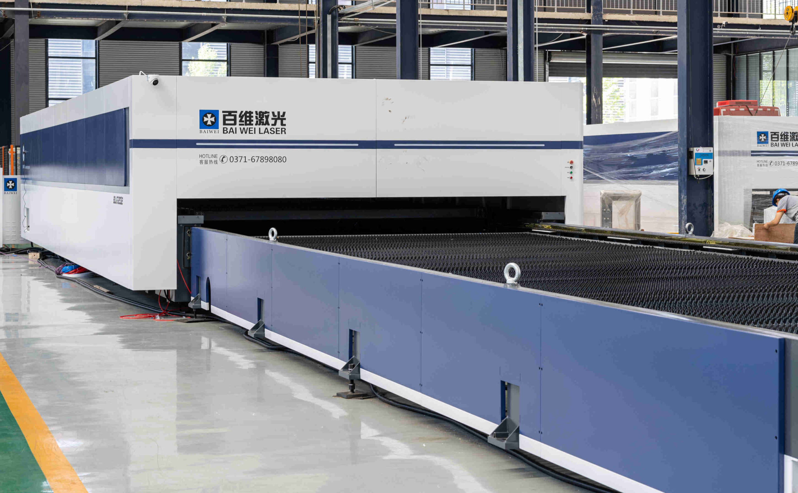 What is a closed fiber laser cutting machine