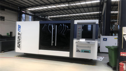 Full cover fiber laser cutting machine in stock