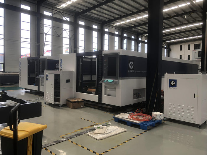 Efficient and fully automated enclosed fiber laser cutting machine