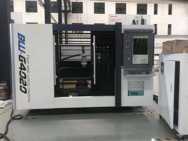 Environmentally friendly and efficient enclosed fiber laser cutting machine