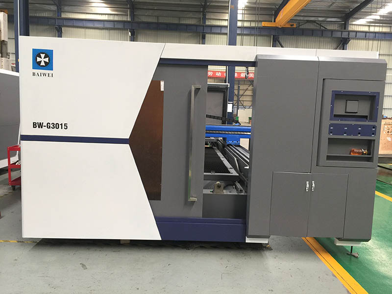 2000W Closed Type Metal Sheet and Tube Laser Cutting Machine