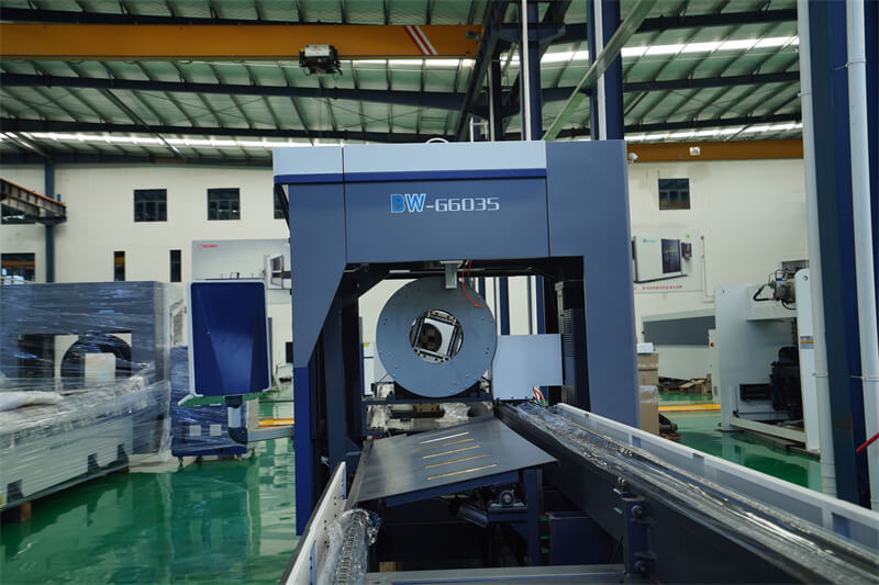 High-speed and time-saving pipe laser cutting machine