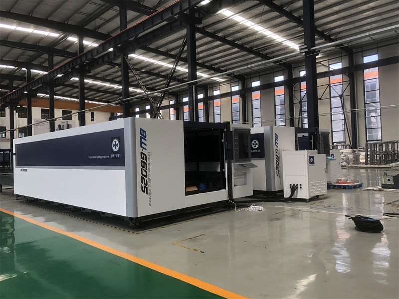 BAIWEI LASER 1kw/2kw/3kw/4kw/6kw CLOSED TYPE FIBER LASER CUTTING MACHINE