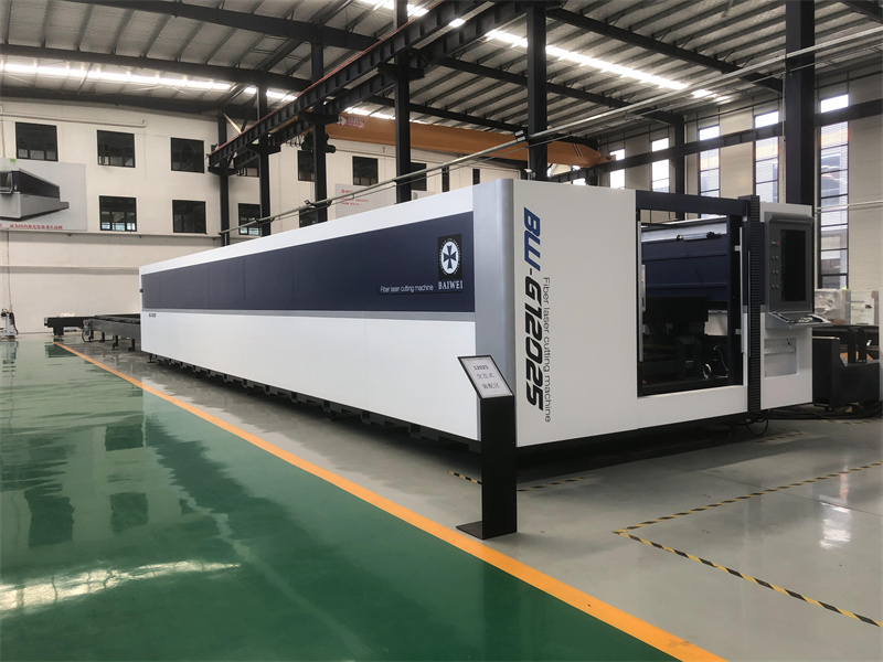 1500W Galvanized sheet closed type fiber laser cutting machine in stock