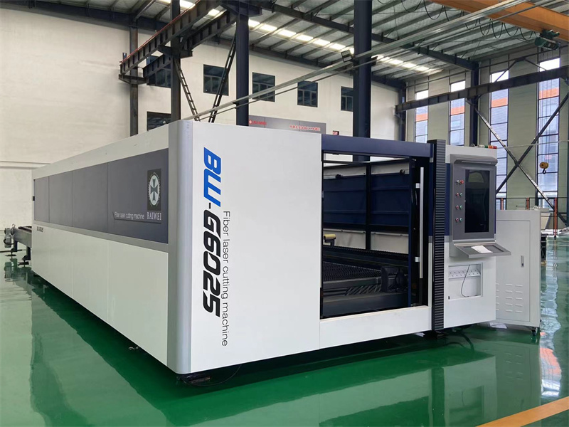 Efficient closed type fiber laser cutting machine for steel sheet
