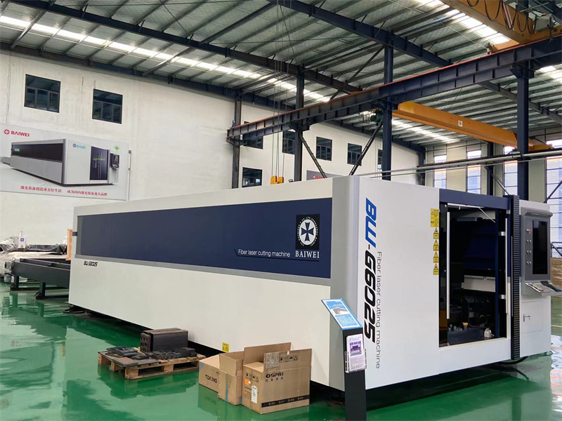 CNC closed type fiber laser cutting machine for carbon steel