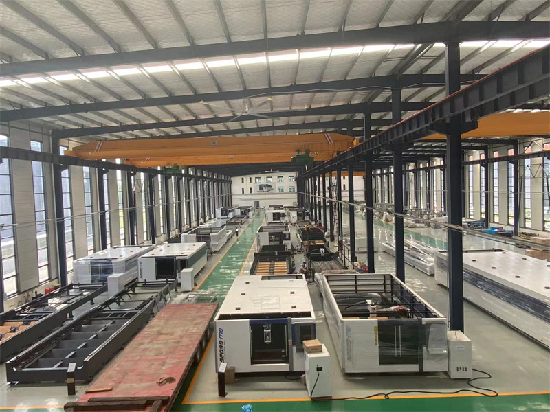 Warranty closed type fiber laser cutting machine for carbon steel