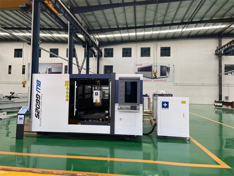 Large carbon steel closed type fiber laser cutting machine for sale