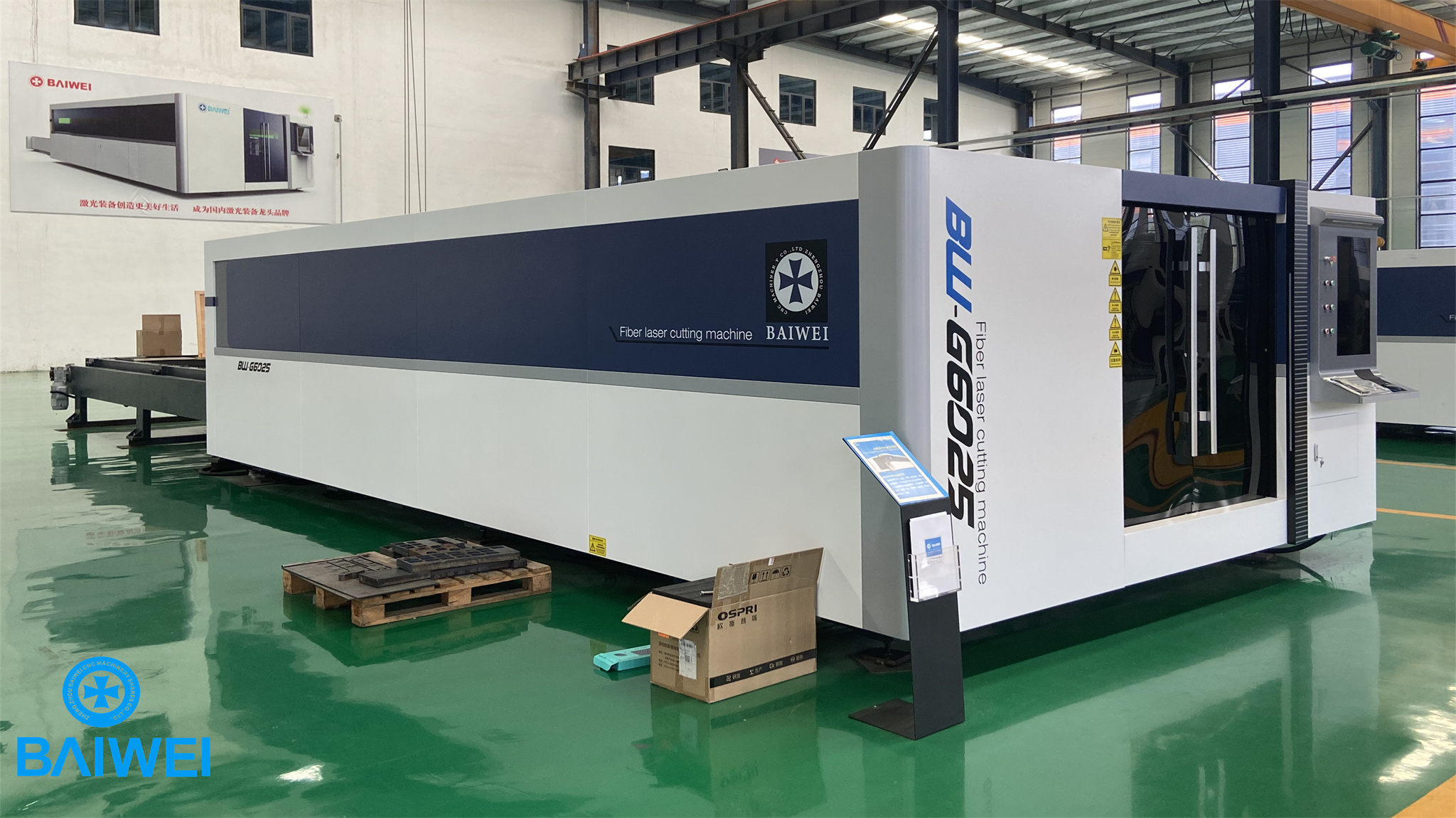 Large carbon steel closed type fiber laser cutting machine in stock