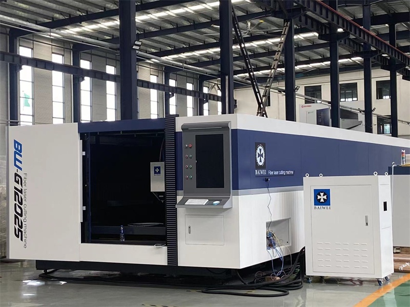 Best carbon steel closed type fiber laser cutting machine with factory Outlet