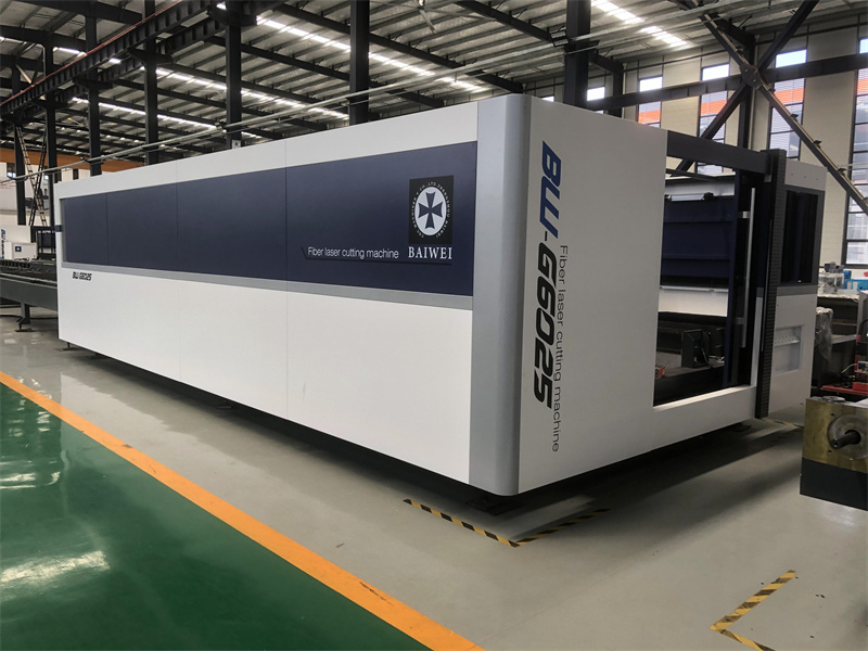 Large-scale carbon steel closed type fiber laser cutting machine with genuine security