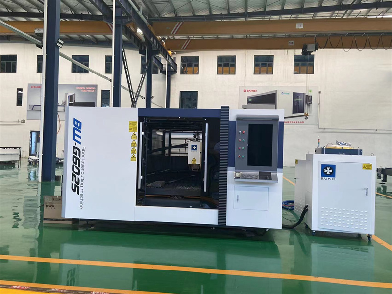 Bulk carbon steel closed type fiber laser cutting machine with direct factory