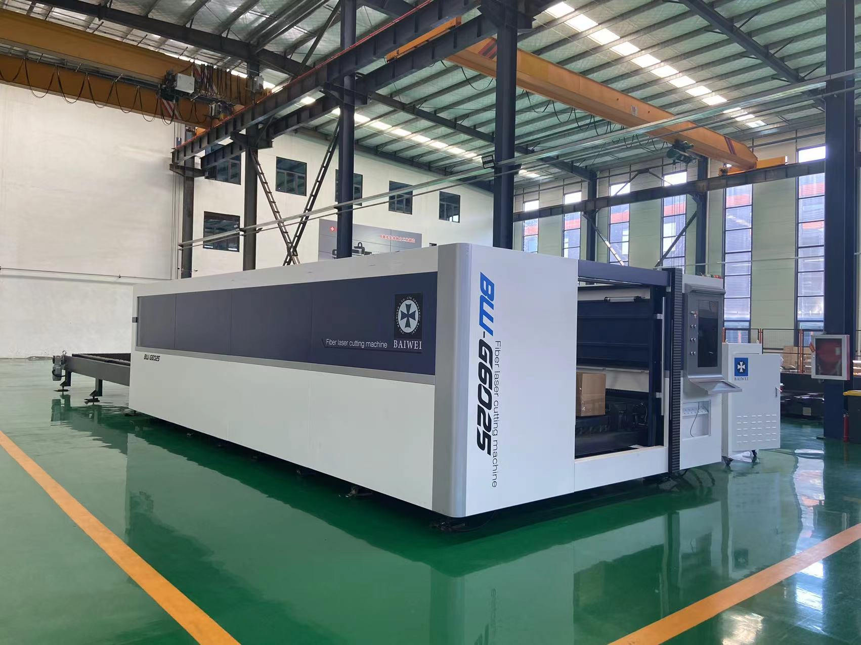 Good-price closed type fiber laser cutting machine for carbon steel cutting