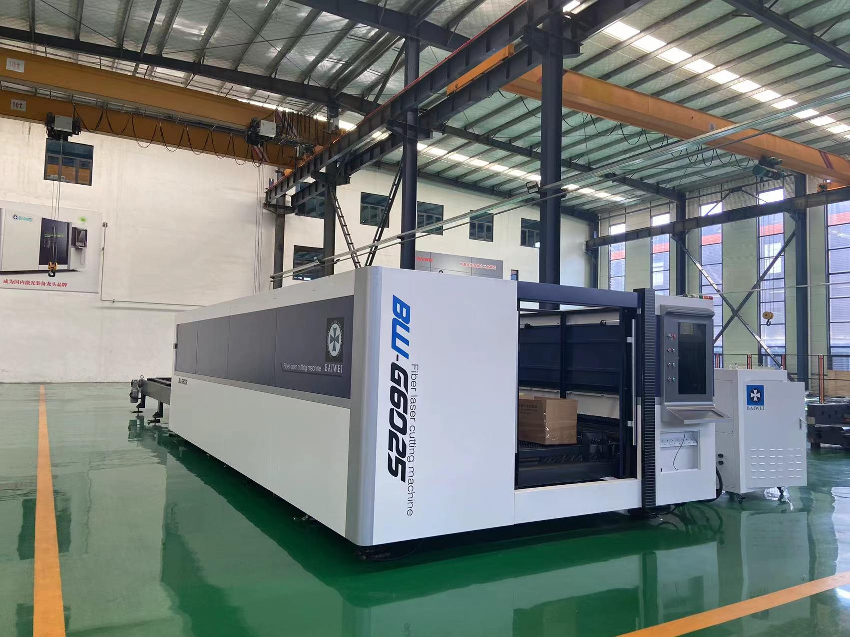 Stable closed type fiber laser cutting machine for carbon steel cutting