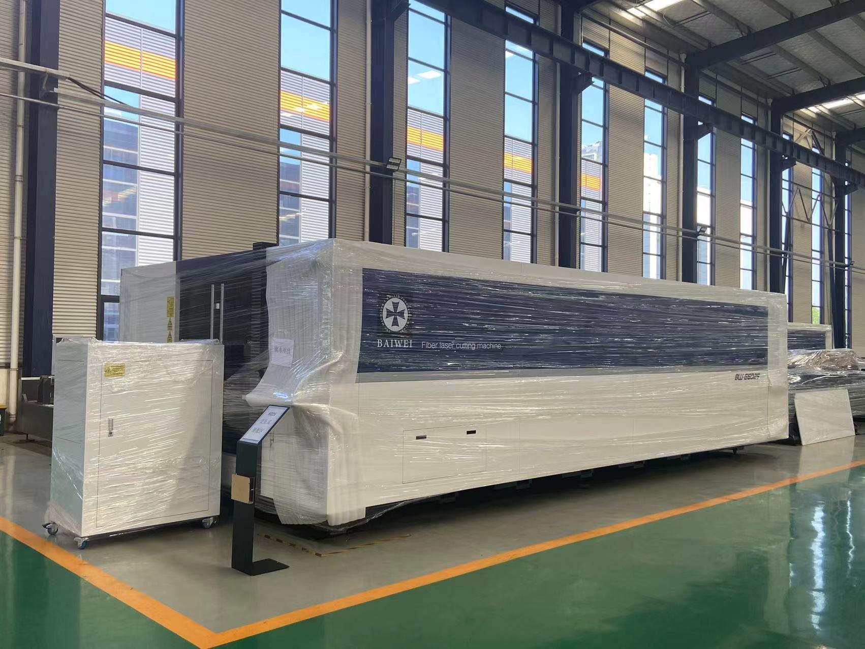 carbon steel closed type fiber laser cutting machine with factory direct sale