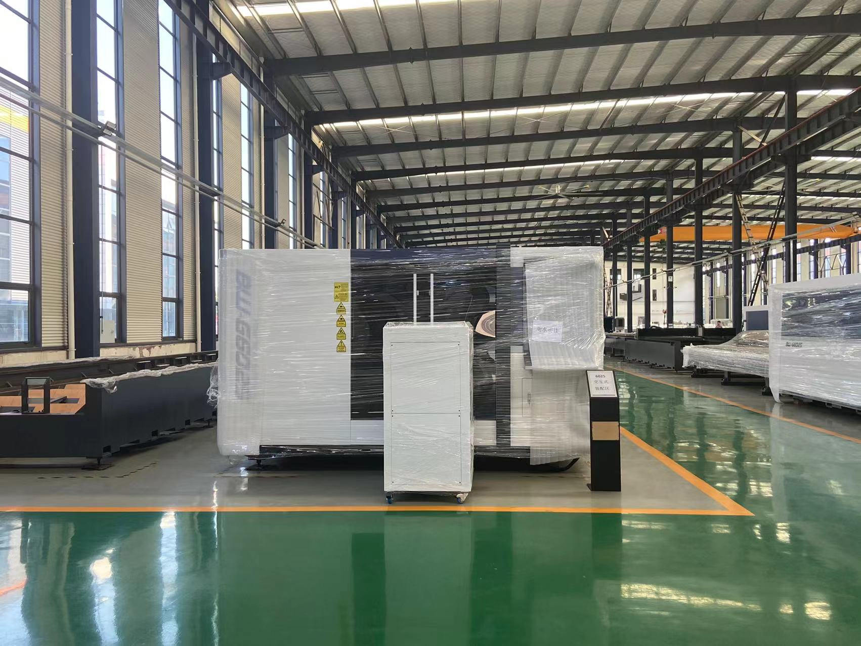 carbon steel closed type fiber laser cutting machine with genuine security