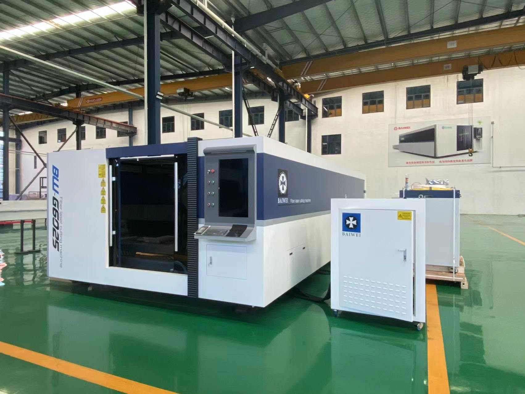 Automatic closed type fiber laser cutting machine for cutting carbon steel