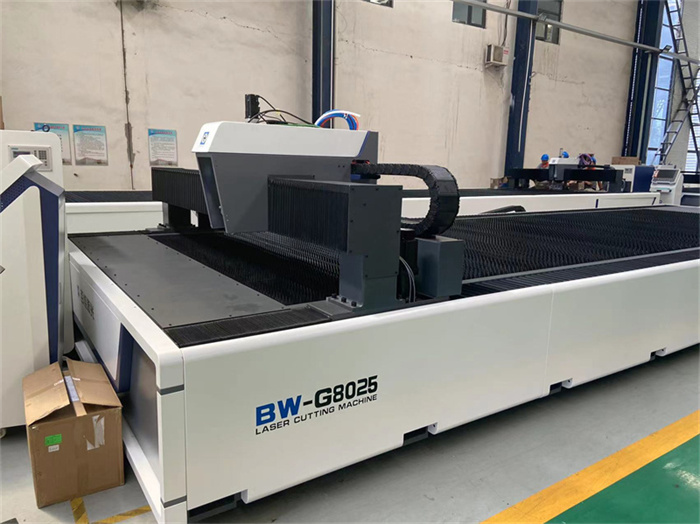 Warranty steel plate closed type fiber laser cutting machine