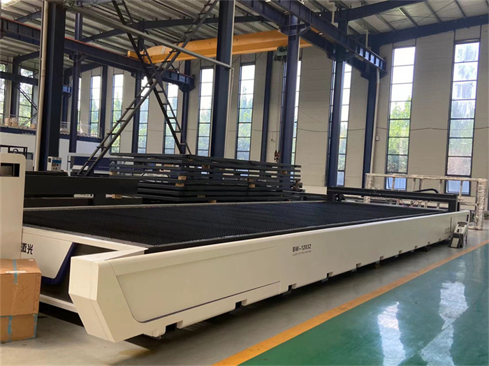 Adequate steel plate closed type fiber laser cutting machine