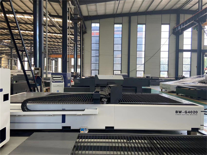Large-scale closed type fiber laser cutting machine for thick metal plate cutting