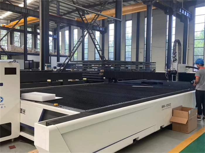 Environmental open type fiber laser cutting machine for carbon steel cutting