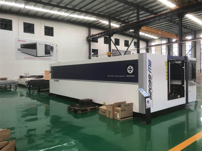 Automatic closed type fiber laser cutting machine for carbon steel