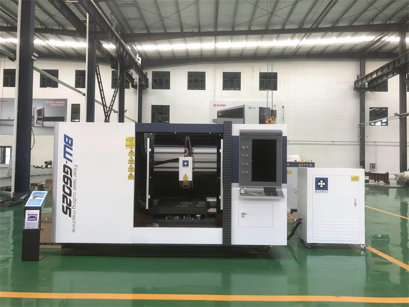 Industrial closed type fiber laser cutting machine for steel casing parts